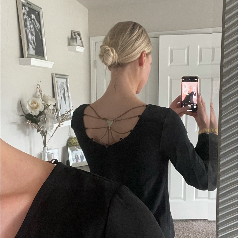 $3 for 15 🎉 Black chain detail back top